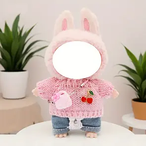 Obleček pro Labubu – růžový svetr, kabelka a modré kalhoty