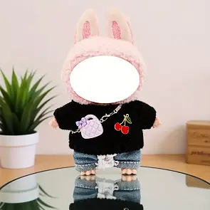 Obleček pro Labubu – černý svetr, kabelka a modré kalhoty