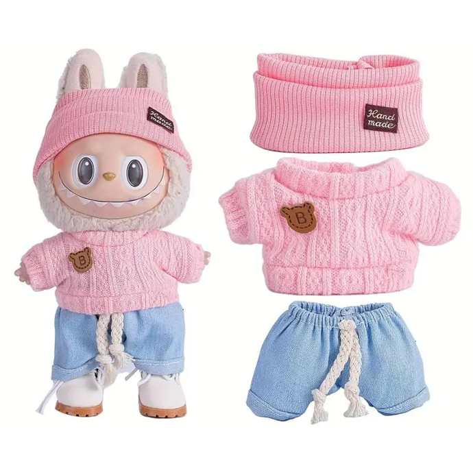 Obleček pro Labubu – růžový svetr, čelenka a modré kalhoty